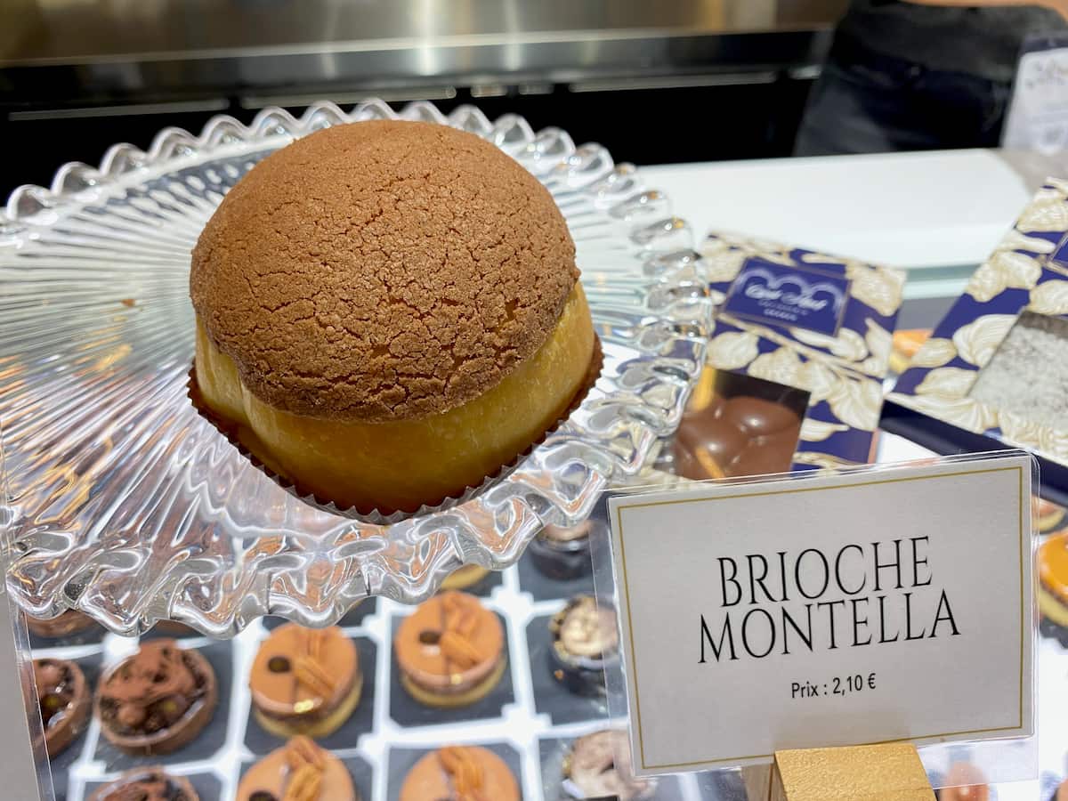 macaron-displays-salon-du-chocolat-Paris large bun with a crumble topping