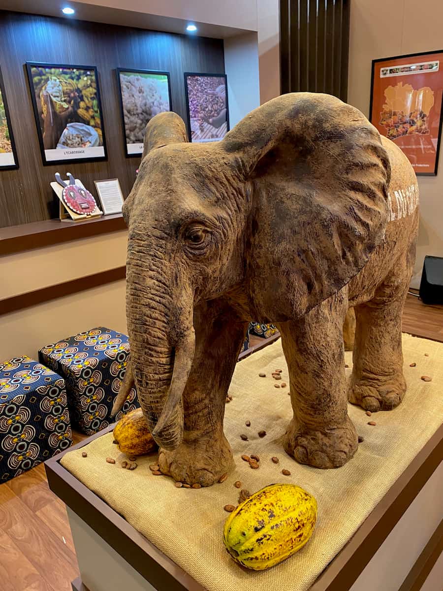 painters-in-action-salon-du-chocolat-Paris African elephant sculpted in chocolate