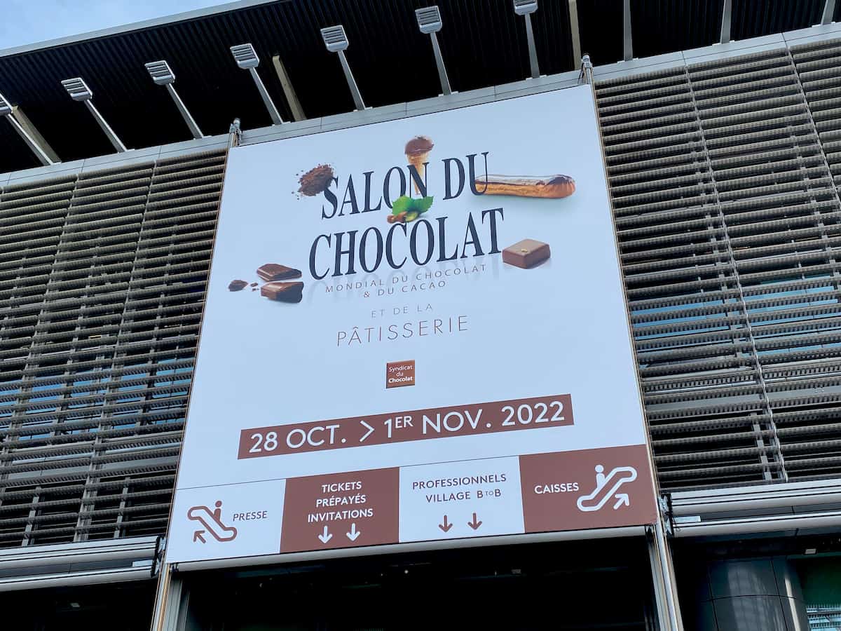Chocolate-dresses-salon-du-chocolat-Paris-2014 huge sign in French for the salon du chocolat in Paris