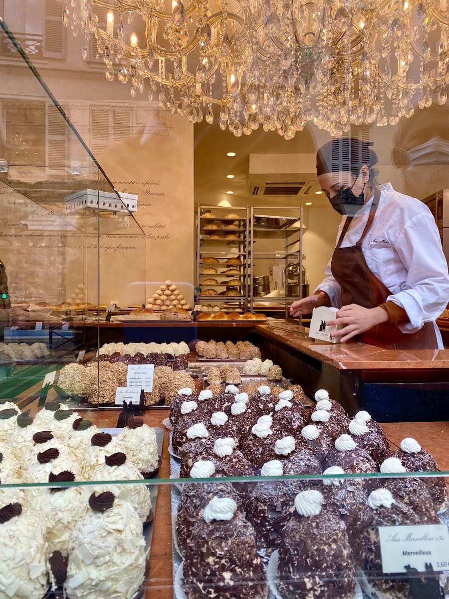 Aux-merveilleux-shopfront-Paris bakery window meringue cakes