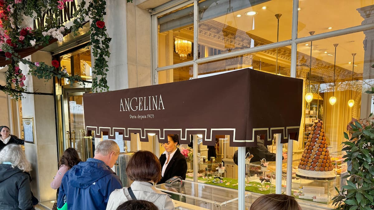 Angelinas Paris hot chocolate take away stand